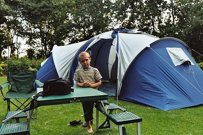 Jeroen voor de tent